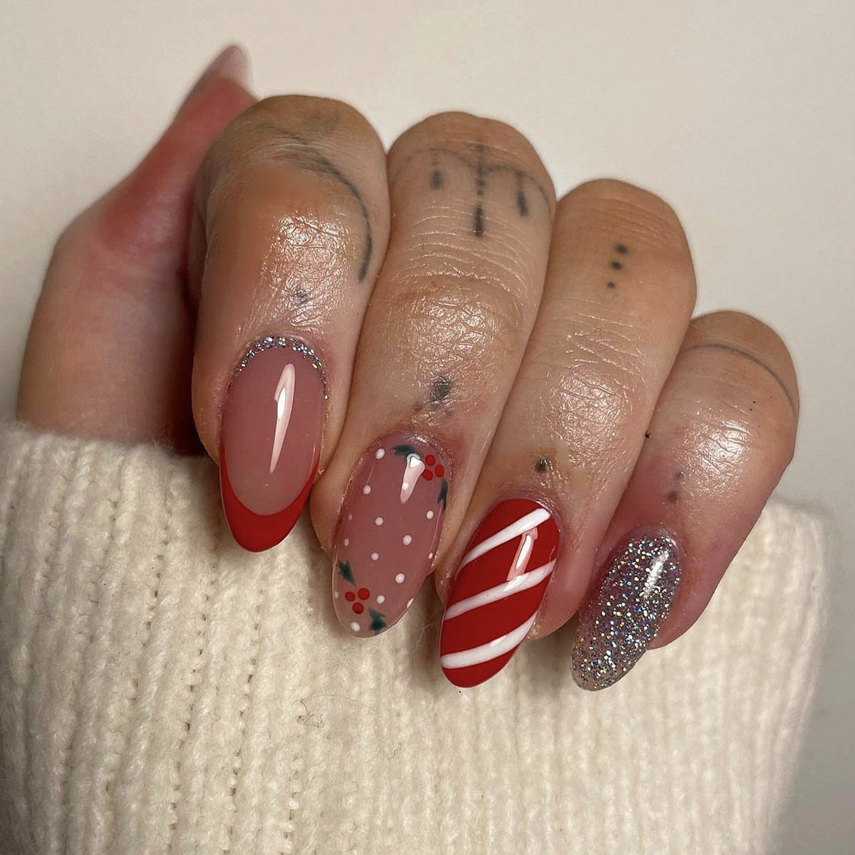 24pcs/Set French Red Candy Cane Striped Christmas Short Almond Press On Nails